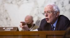 Elon Musk, criticat pentru averea sa „imorală” de senatorul cu mănuși Bernie Sanders