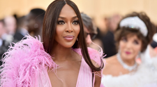 Naomi Campbell a purtat o mască chirurgicală în călătoria sa cu avionul. Care a fost motivul