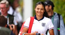 Emma Răducanu, pe terenul de tenis  în echipamentul Angliei și cu o geantă personalizată Dior, în valoare de 2800 €. Cum a apărut la Wimbledon