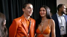 Cod portocaliu! Toată lumea îi dădea ca despărțiți, dar au arătat că sunt mai îndrăgostiți ca niciodată: Kylie Jenner și Timothee Chalamet, asortați pe covorul roșu