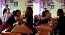 VIDEO Momentul absolut șocant în care două femei s-au luat la bătaie lângă sicriul unui bărbat. Motivul a ajuns subiect de glume pe internet: „Nu le-a mai suportat pe niciuna şi a preferat să moară”
