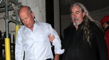 Greu de doborât. Cum a apărut Bruce Willis la două zile după ce a fost cărat pe brațe la ieșirea din club