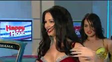 Sotia lui Dinu Maxer s-a dezbracat pe muzica. E in forma maxima si nu se teme sa arate asta