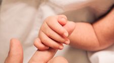 Un bebeluș român a murit după ce a început să vomite brusc. La spital, medicii nu au mai avut ce să îi facă