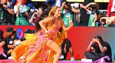 Ce simbolizează ținuta purtată de Shakira la finala Cupei Mondiale 2026. Povestea apariției spectaculoase cu peste 200.000 de cristale Swarovski