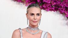 Cum arată Charlize Theron în costum de baie la 50 de ani. Imaginile surprinse de paparazzi cu actrița la plajă s-au viralizat instant
