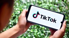 Le intră zeci de mii de dolari în cont când postează pe Tik Tok. Cine sunt cei mai bine plătiți tik tokeri din lume
