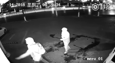 Politistii au ras cu lacrimi cand au vazut filmarea! Ce au facut 2 hoti cand au incercat sa sparga un magazin