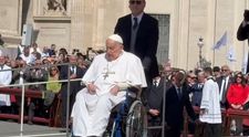 Ultima apariție a papei Francisc printre credincioşii din Piaţa Sfântul Petru de la Vatican, cu doar o zi înainte să moară VIDEO. Ce a transmis mulțimii