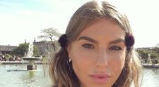 Corina Bud și-a etalat posteriul bombat într-un costum de baie minuscul. Cântăreața se află în vacanță în St. Tropez