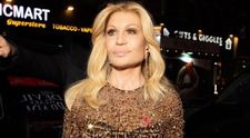 Donatella Versace a „întinerit” doar la față! La 71 de ani, vedeta și-a afișat trupul într-o rochie decupată, iar fanii sunt dezgustați: „Dacă nu am cu ce să curăț podeaua, o sun pe Donatella”