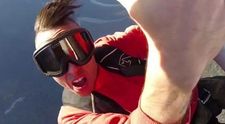 Un rapper a murit în timp ce filma un videoclip, agățat de aripa unui avion. Ce s-a întâmplat