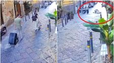 Momentul terifiant în care o turistă în Napoli este grav rănită după ce o statuie cade peste ea. Obiectul greu ar fi fost aruncat de la balcon de către un adolescent. Ce au surprins camere de supraveghere