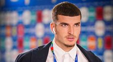 Valentin Mihailă și-a vopsit părul blond și a plecat în vacanță. Cum a fost surprins fotbalistul și iubita lui pe insula petrecăreților din Grecia