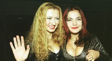 Iti mai aduci aminte de coditele fetelor de la Andre sau de parul verde al lui Miki de la K-pital? Coafurile stupide ale artistilor in anii '90: VIDEO
