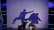 Românii au talent, 27 februarie 2026. Durerea le-a fost muză. Claire și Antho au transformat umbrele în emoție pură. Au lăsat sala fără cuvinte cu un moment emoționant inspirat din decesul mamei lui: „Foarte emoționant momentul vostru”