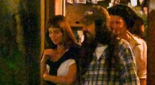 Paparazzi i-au surprins în ipostaze tandre. Cum a fost fotografiată Dakota Johnson alături de un designer celebru