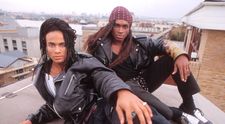 Cum au păcălit doi băieți frumoși o lume întreagă. Povestea celei mai mari farse pop a anilor ’90: cum a devenit Milli Vanilli sinonim cu rușinea