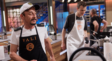 MasterChef, 14 octombrie 2025. Întorsătură de situație la Masterchef! Cum reacționează nea Vali când află că trebuie să lucreze și cu o femeie și cu un bărbat: ”M-au luat transpirațiile!”