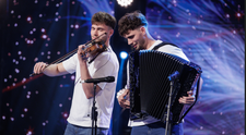 Românii au talent, 21 martie 2025. Emilion Twins au adus veselie și energie la dublu pe scenă. Reacția lui Andi Moisescu: ”Se simt pasiunea pentru muzică și anii de școală”