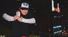Ed Sheeran a insistat să joace într-o reclamă la ketchup. Ideea sa trăsnită i-a adus 300.000 de lire sterline