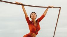 Mădălina Ghenea și-a etalat picioarele perfecte într-o salopetă super sexy: “Ne-ai lăsat fără cuvinte!”