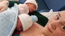 O femeie a născut gemeni, fix în același timp, pe cale naturală! ”Au ieșit un cap și o pereche de piciorușe”