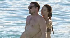 Leonardo DiCaprio, surprins în ipostaze romantice alături de iubita sa. Cum i-au fotografiat paparazzii
