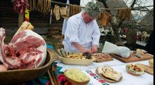 Un bărbat a murit la pomana porcului, imediat după ce a mâncat o bucată de carne! Motivul decesului