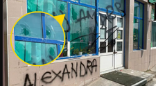 Geamuri sparte și mesaje de disperare pe cabinetul doctoriței care a ignorat-o pe Alexandra