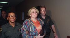 Betty Broderick și dubla crimă din noiembrie 1989. Ce s-a întâmplat cu casnica înșelată care și-a ucis fostul soț și pe soția lui și a primit verdictul cu zâmbetul pe buze