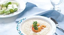 Supa crema de praz cu creveti trasi la tigaie si crakers