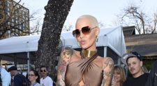 Cea mai sexy iluzie optica: Amber Rose, intr-un costum mulat care o face sa para goala de la distanta