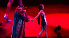 Imagini spectaculoase cu Usher și Naomi Campbell la concertul artistului! Supermodelul, apariție surpriză pe scenă în fața a 200.000 de oameni. În urmă cu 20 de ani s-a zvonit că au avut o aventură, însă cântărețul a negat totul