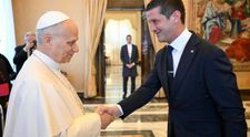 Cristian Chivu a dat mâna cu Papa Leon. Jucătorii echipei FC Inter Milano au fost binecuvântați de Suveranul Pontif: „Mulți tineri vă privesc ca pe niște eroi și exemple de urmat”