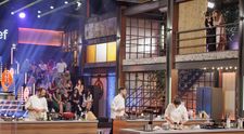 Finala MasterChef România,16 decembrie 2025. Începe prima probă a finalei sezonului 10. Foștii concurenți își exprimă la unison antipatia pentru Florin Drăgoiu și le fac galerie celorlalți doi finaliști: „Sper să plece după aperitiv”