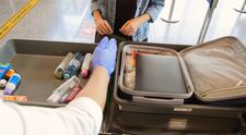 Primul aeroport din România care elimină regula de 100 de ml la lichide pentru bagajele de mână. Pasagerii vor putea transporta recipiente cu un volum de maxim 2 litri