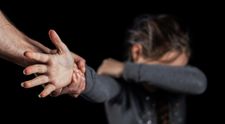 Ea este Maria, tânăra înjunghiată de fostul iubit chiar în fața copiilor ei! Cum a acționat individul și în ce stare se află acum femeia