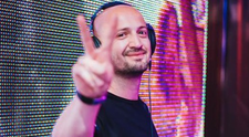 VIDEO Sasha Lopez ne învață o rețetă de clătite vegane