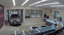 Momentul când hoții intră cu un SUV pe ușa unui magazin de bijuterii și dau o spargere de un milion de dolari. Ce au surprins camerele de supraveghere VIDEO
