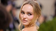 Lily-Rose știe cum să atragă atenția. Fiica lui Jonny Depp, apariție super sexy la plimbare prin New York