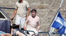 Pozele cu Elon Musk la plajă, în Grecia, virale pe net: ”Poate ar trebui să-mi dau cămașa jos mai des”