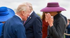 Melania Trump a uimit pe toată lume în vizita de la Windsor. Gestul neobișnuit pe care l-a făcut față de Regele Charles VIDEO