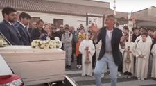 VIDEO Moment straniu la o înmormântare! Un bunic dansează lângă sicriul nepotului său care a murit la 15 ani în accident rutier