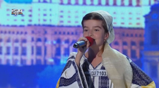 Are numai 9 ani, dar a reusit sa ridice imediat sala in picioare. Maria, ingerasul de la 