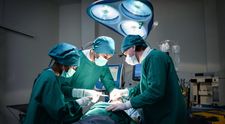 O adolescentă de doar 14 ani a ajuns să îi fie amputate trei membre, după ce a fost diagnosticată cu gripă. Cum a fost posibil