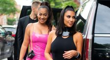 Kim Kardashian, expoziție de picioare la piscină cu cea mai bună prietenă