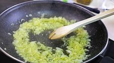 Până acum, ai prăjit ceapa greșit! Oamenii de știință au dezvăluit un ingredient secret pe care să-l adaugi în tigaie