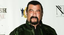 Steven Seagal și-a șocat fanii! S-a făcut de 160 de kg și e de nerecunoscut de când a părăsit Hollywood-ul pentru a trăi în Rusia. Cum arată actorul acum