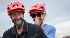 Iubirea l-a întinerit pe Keanu Reeves! Ipostază rară în care a fost surprins alături de iubita Alexandra, la o cursă Moto GP din Germania